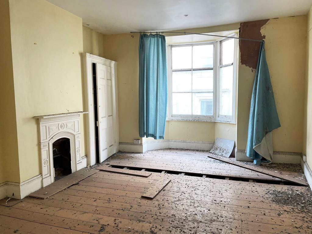 Lot: 133 - FREEHOLD MIXED USE BUILDING JUST OFF BRIGHTON SEAFRONT - Second floor front room